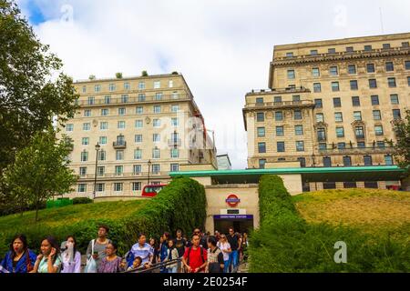 Viele Reisende Brunnen und Statue der Göttin Diana vor dem Green Park U-Bahnstation Ausgang.Piccadilly und The Pedestrian Queen`s Walk, London Stockfoto